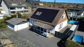 Exposéfoto - Einfamilienhaus mit Doppelgarage und Pool