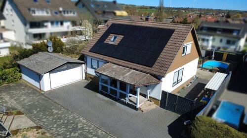 Exposéfoto - Einfamilienhaus mit Doppelgarage und Pool