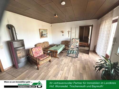Wohnzimmer - 8 Zimmer Doppelhaushälfte zum Kaufen in Hohenberg an der Eger
