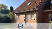 Titelbild - Charmantes Reihenendhaus mit Garten, Carport & zentraler Lage in Leer