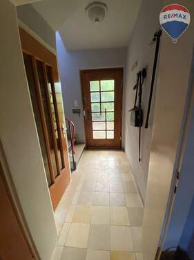 Haustür - 7 Zimmer Einfamilienhaus zum Kaufen in Selters