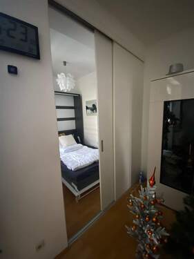 Schlafniesche am Wohnzimmer mit Schiebetür - 