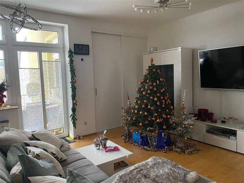 Blick vom WZ zum Balkon und zu der Schiebetür - 