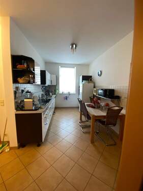 Blick vom Wohnzimmer in Küche über Flur - 