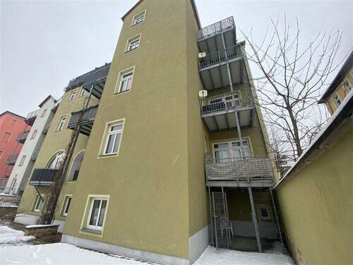 Rückansicht mit Blick zum Balkon - 