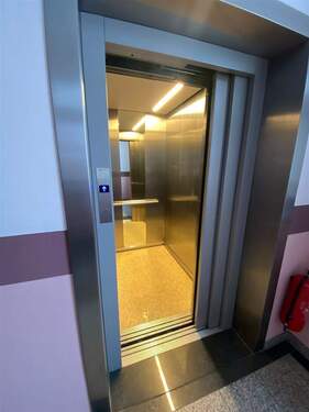 Aufzug von der Kellerebene - 