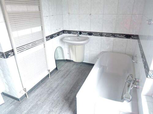 Geräumiges, helles Badezimmer mit Wanne - 