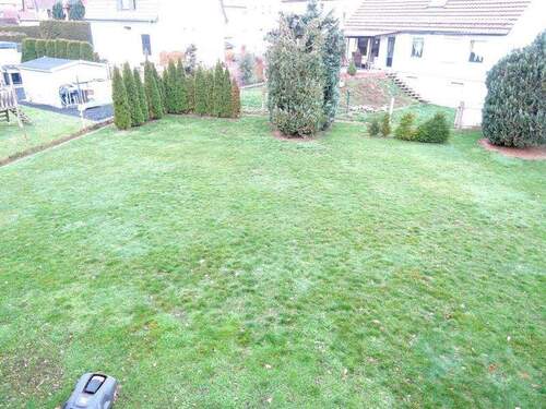 Blick vom Balkon in den Garten - 