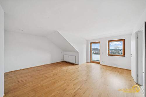 Wohnzimmer - Gepflegte 2-Zimmer-Dachgeschosswohnung mit Balkon und 83,8 m² - sofort bezugsfrei in Arnhofen