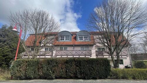 Ansicht Wohnhaus - Freiwerdende 2-Zi-Dachgeschosswohnung