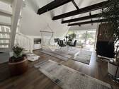 Wohn-Essbereich mit tollen Deckenbalken - 
