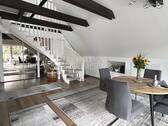 Wohn-Essbereich mit tollen Deckenbalken - 