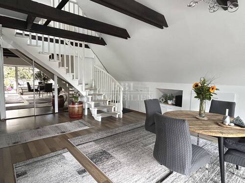 Wohn-Essbereich mit tollen Deckenbalken - 