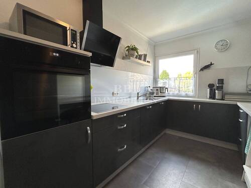 Moderne Einbauküche im Erdgeschoss - 6 Zimmer Einfamilienhaus in Ellerau