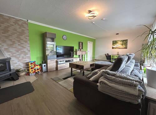 Großzügiges Wohnzimmer - 