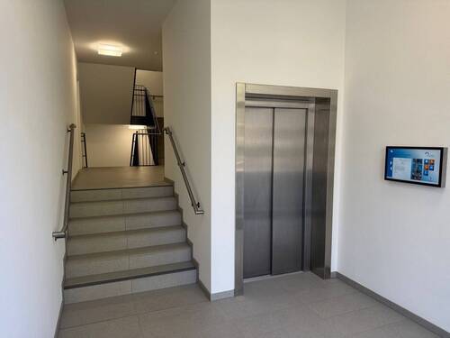 Treppenhaus mit Aufzug - 