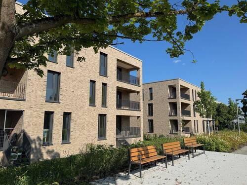Ansicht West mit öffentlichem Fußweg im Park - 4 Zimmer Etagenwohnung in Schweinfurt