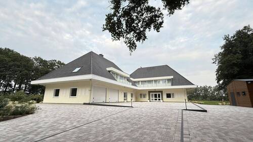 Frontansicht - Eigennutzung und Vermietung - 3.581.000,00 EUR Kaufpreis, ca.  877,00 m² Wohnfläche