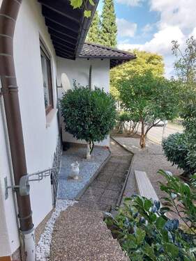 Eingang - FREISEN! Freistehendes 1-2 Familienhaus mit großer Einliegerwohnung, Wintergarten, Terrasse, Garten und Doppelgarage (+Tor-Zufahrt Rückseite)