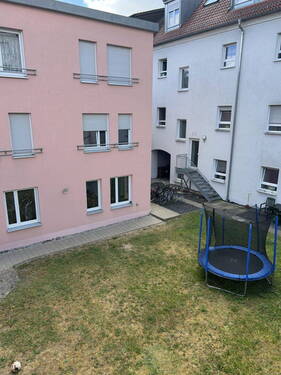Die halbgeöffneten Rollos - 1 -Zimmer Apartment mit großem Kfz Stellplatz