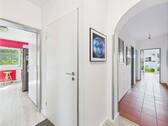 Heller Eingangsbereich - Einfamilienhaus mit 167,00 m² in Wiesbaden zum Kaufen