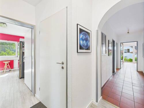 Heller Eingangsbereich - Einfamilienhaus mit 167,00 m² in Wiesbaden zum Kaufen