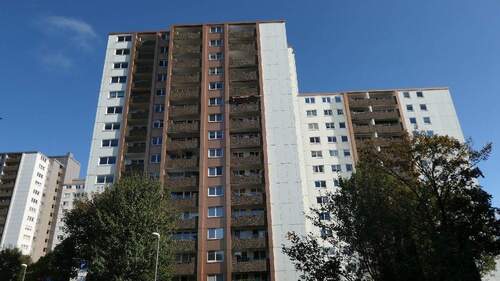 Bild 1 - ANSPRECHENDE 2-ZIMMERWOHNUNG MIT AUFZUG, LOGGIA, EINBAUKÜCHE UND TOLLER AUSSICHT!