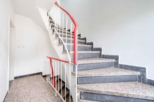 Treppenhaus - 6 Zimmer Mehrfamilienhaus, Wohnhaus zum Kaufen in Trier