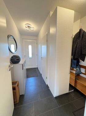 Flur mit Platz für die Garderobe - 4 Zimmer Doppelhaushälfte in Bernau