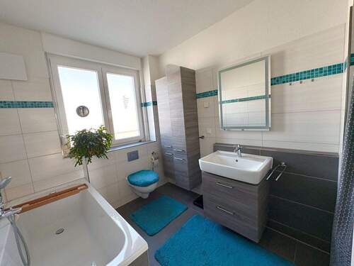 Großes Badezimmer mit Wanne und Dusche - Doppelhaushälfte mit 137,00 m&sup2; in Bernau zum Kaufen