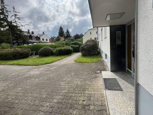 Außenansicht der grünen Wohnanlage - 