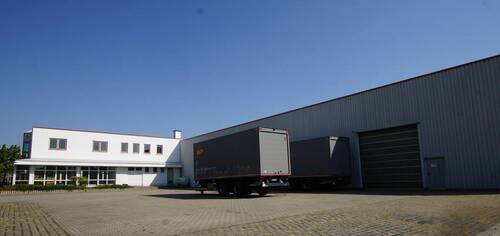 Warenanlieferung - Halle in Massen