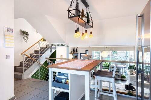 Küche und Blick ins Wohnzimmer - 