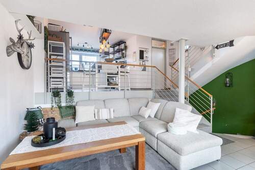 Wohnzimmer und Blick zur Küche - 