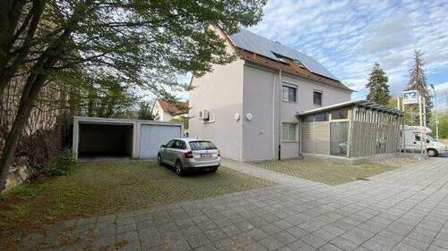 Garage und Stellplätze im Hof - 