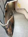 Treppenhaus mit rutschhemmenden Materialien - 