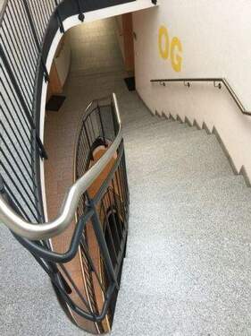 Treppenhaus mit rutschhemmenden Materialien - 