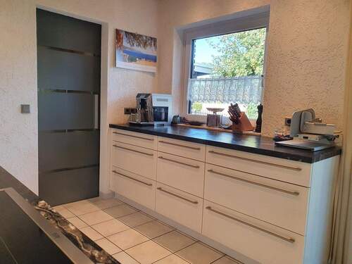 Küche mit Tür zur Speisekammer - 