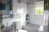 Badezimmer mit Waschmaschinenanschluss - 