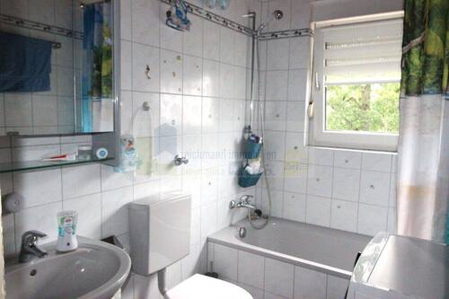 Badezimmer mit Waschmaschinenanschluss - 