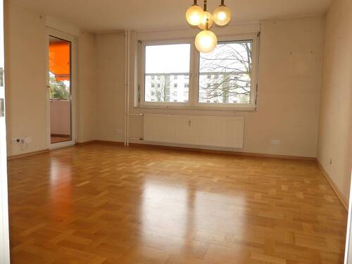 Wohnzimmer mit Ausgang zum Balkon - 