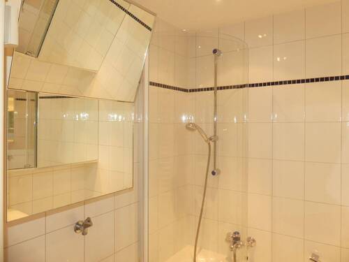 Bad mit praktischen Spiegelschränken - 