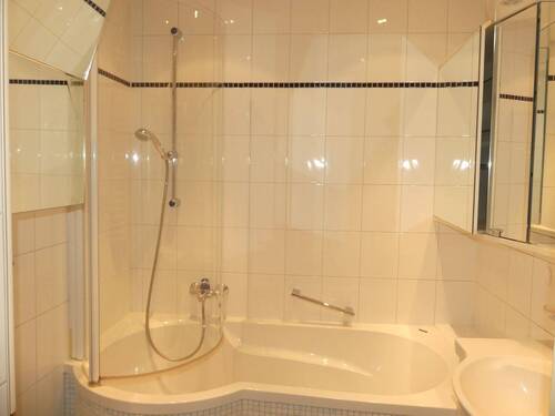 Körperformwanne mit Dusche - 