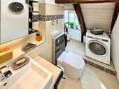 Badezimmer mit schöner Lichtgestaltung und praktischem Waschmaschinenplatz - Etagenwohnung mit 98,00 m&sup2; in Renningen zum Kaufen