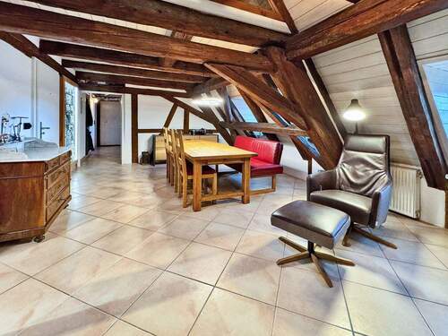 Hohe Decke mit offenem Gebälk im großen Essbereich - 