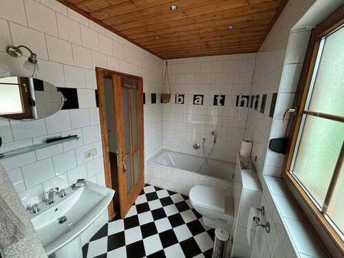 Badezimmer EG mit Badewanne - 