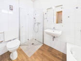 Badezimmer 1/2 - 