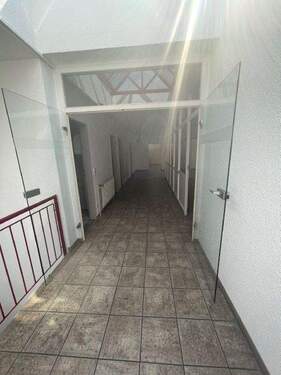Separates Treppenhaus und Flur 1. OG - 