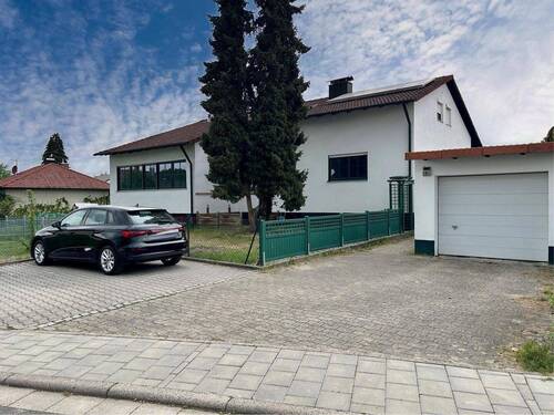 Garage und Stellplätze - 