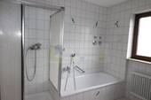 Badezimmer mit Dusche und Badewanne - 